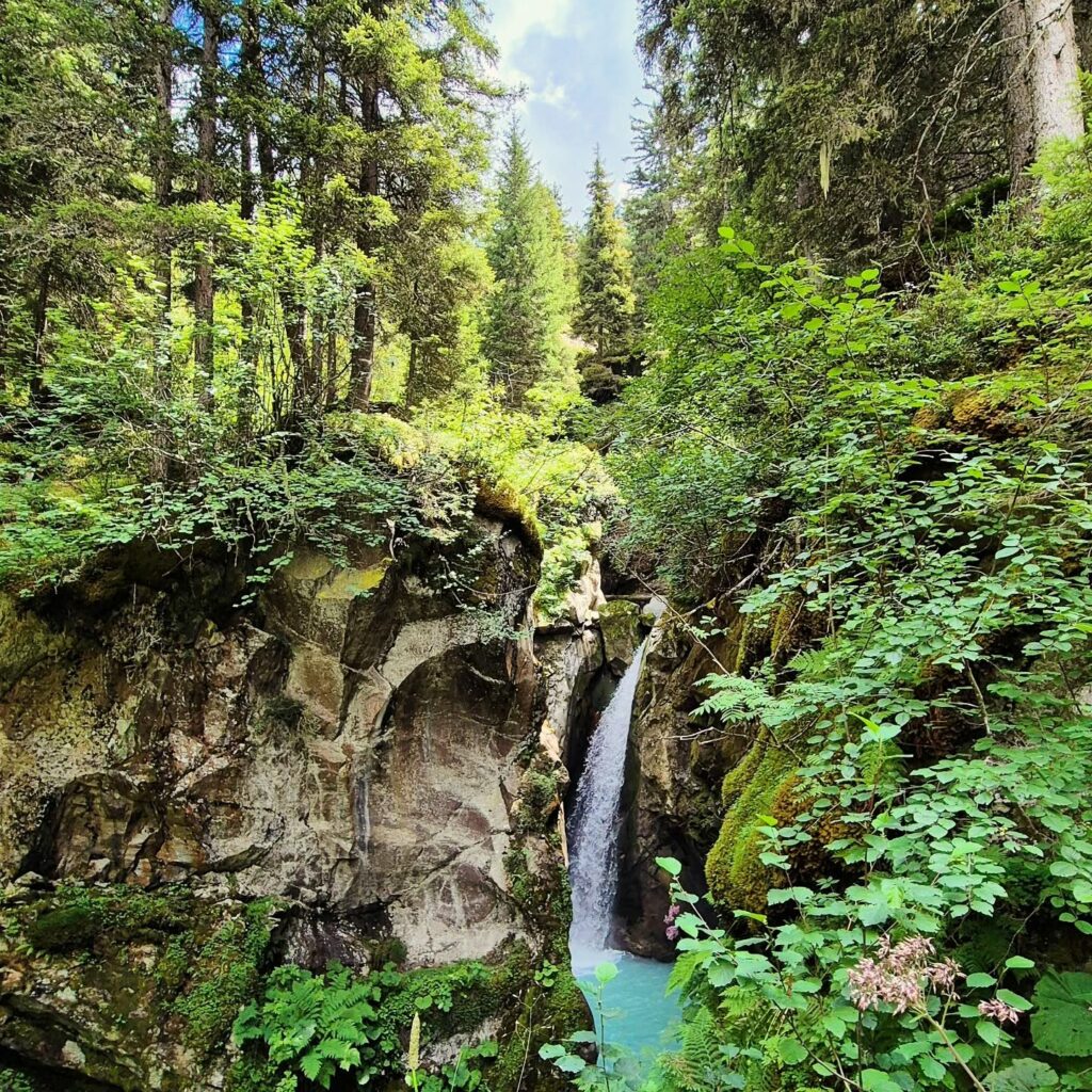 Instagram post from clemence_randoyoga. This post is in position 0.